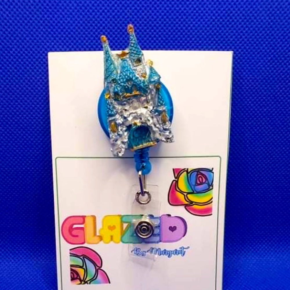 🆕Badge Reel 🛍🤩Free Shipping ✈️💌for bundle of 3 items and up📦